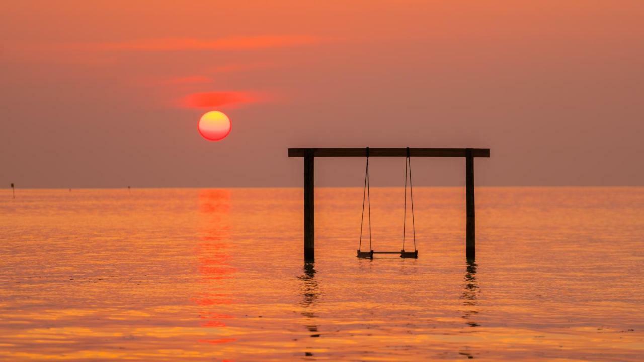 Innahura Maldives Resort Kurendhoo Exterior photo